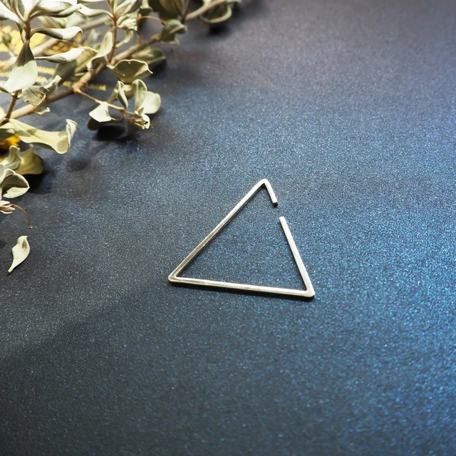 【mittag】triangle earring_三角形耳骨環(簡潔 俐落 個性 閃亮 耳骨環 環保飾品 友善環境)