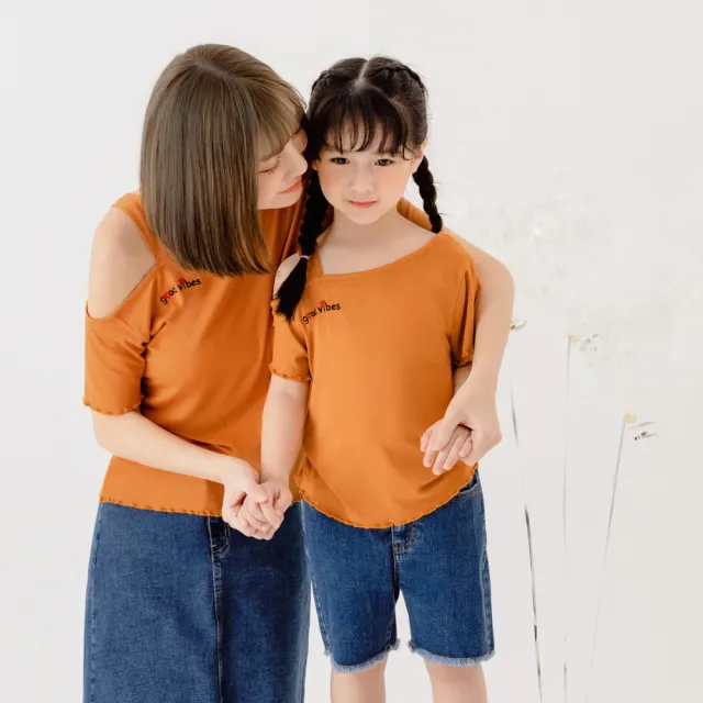 【OB 嚴選】涼感莫代爾不對稱露肩木耳邊造型上衣親子款女 《AB18083》