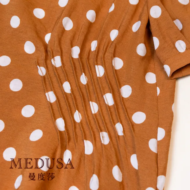 【MEDUSA 曼度莎】現貨-圓點側抓褶不規則下襬上衣（M-2L）｜女上衣 短袖 長版上衣 加大尺碼(101-70301)
