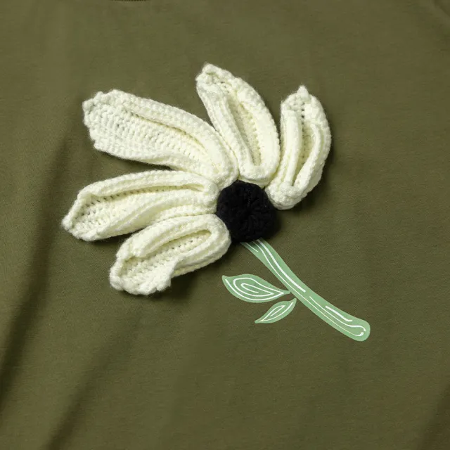 【OUWEY 歐薇】立體手勾花針織花朵棉質彈性上衣(深綠色；S-L；3232321205)