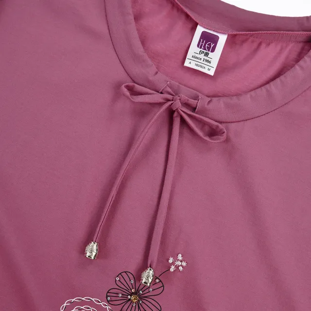 【ILEY 伊蕾】燙金花朵領口抽繩棉質彈性上衣(紫色；M-2L；1232181205)