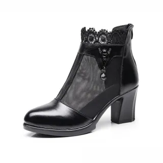 【MOM】真皮性感寶石吊飾T字拼接網紗蕾絲花邊靴口粗跟涼靴(黑)