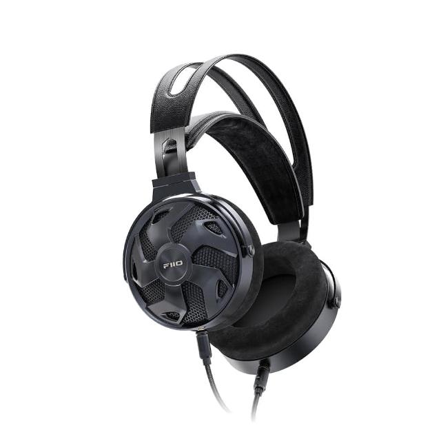 FiiO FT3 FiiO FT3 專業頭戴式有線耳機,採用 60mm 鍍鈹懸邊 + DLC 球頂振膜動圈單體,提供 7Hz-40kHz 寬廣頻響範圍與 102dB 靈敏度,耳罩壓力僅 4.0N 舒適配戴。支援 3.5mm/4.4mm 可換轉接頭及 XLR 平衡連線,單晶銅線材長約 300cm,重量約 391g(不含線材),金屬鋁合金材質結合皮革,中國原產,一年保固。適合追求高解析音質的音樂愛好者,通用作業系統相容。