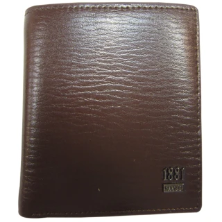 【18NINO81】短夾專櫃紳士款100%進口牛皮革材質二折型主袋(標準尺寸固定型證件夾)