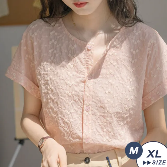 【LANNI 藍尼】●現貨出清 雲中溫柔粉色提花刺繡短上衣(女裝/圓領/短袖襯衫/日系/通勤/售完不補)