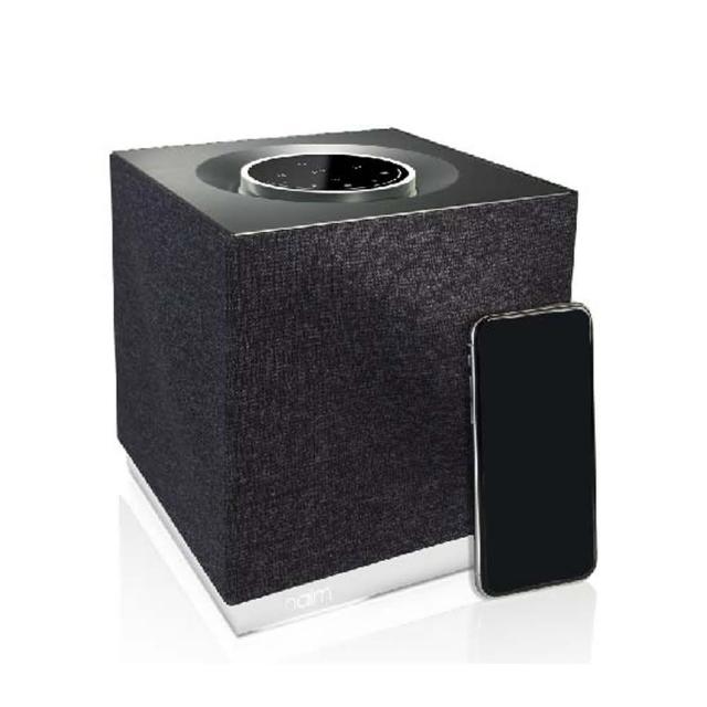 Naim Audio Mu-so Qb 2nd Gen 是款高階 ALL IN ONE 多媒體喇叭，結合劇院級音質與桌上型設計，尺寸僅 (HxWxD) 122mm x 628mm x 264mm，重量 11.2kg。支援 WiFi、藍芽 Bluetooth 及 USB 輸入，黑色系外觀，配件包含灰色/黑色雙色調面網、遙控器及電源線。110V 電源供應，1 年保固，適合追求優質無線音響體驗的使用者。