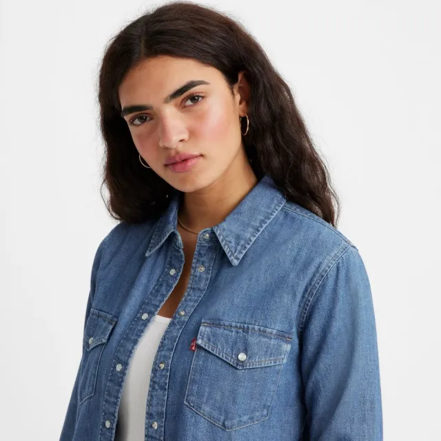 【LEVIS】女款 修身牛仔襯衫 / 精工淺藍水洗 / 質感珍珠扣 上衣 熱賣單品 16786-0017