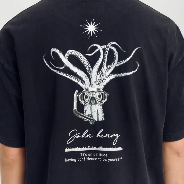 【JOHN HENRY】潛水客背後印花水洗T恤-黑色