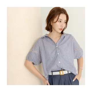 【OB 嚴選】條紋翻領蕾絲拼接拋袖上衣 《AB18948》