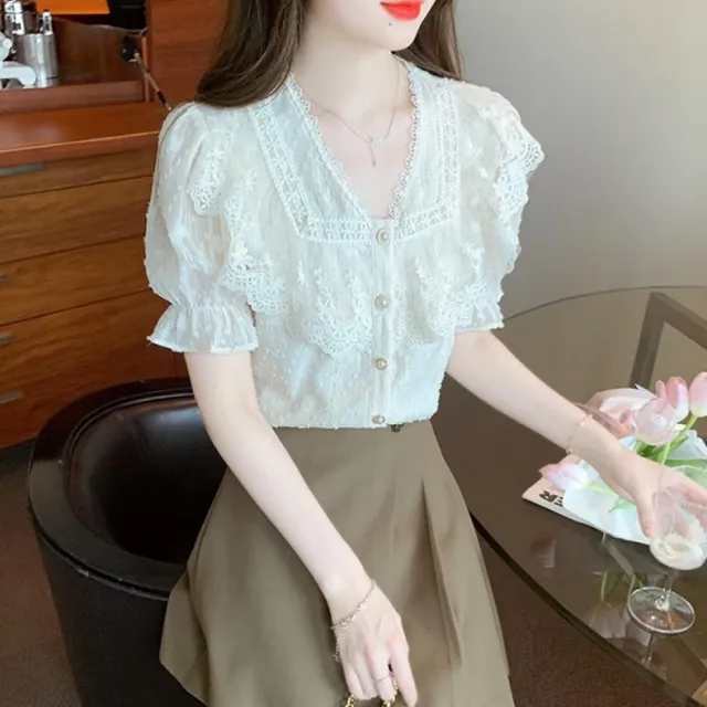 【baibeauty 白鳥麗子】優雅蕾絲花邊珍珠排釦公主袖V領雪紡上衣(蕾絲上衣)