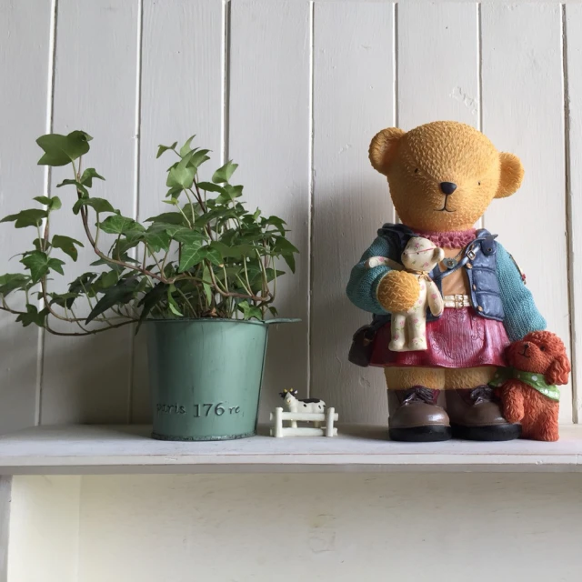 【BonBon naturel】花園裡的小熊-抱熊背心熊存錢筒/女/藍(擺飾/存錢筒)