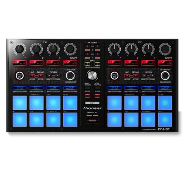 Pioneer 先鋒 DDJ-SP1 是專為 Serato DJ 軟體設計的專業刮盤控制器，內建兩個通道、效果墊及精準刮盤功能，讓 DJ 輕鬆創作高品質混音。體積輕巧、操作直覺，適合派對表演及工作室使用，提升音樂創作效率，是 DJ 入門及進階的理想 Serato DJ 控制器與刮盤裝置。