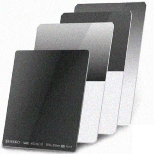 BENRO 百諾 SD GND 減光鏡，專為方形濾鏡系統設計，黑色單色外觀，提供優異漸層減光效果，幫助攝影師精準控制高光與陰影。尺寸方形專用，適用專業攝影需求。公司貨正品，享有1年保固，品質保證。