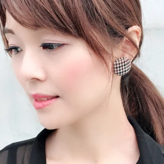【Quenby】千鳥格貼耳獨特造型耳環/耳針(耳環/配件/交換禮物)