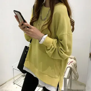 【艾美時尚】現貨 中大尺碼女裝 上衣 率性開衩假兩件大學T恤。M-4XL(兩色)