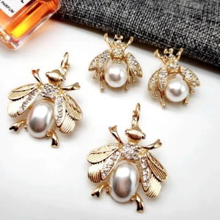 【Angel】金色俏麗蜜蜂亮眼珍珠鑲水鑽耳環(2款可選)