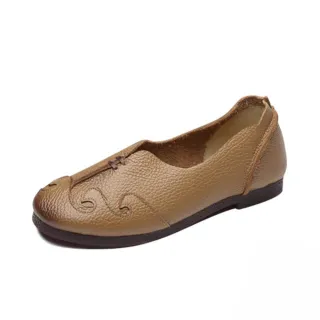 【Vecchio】全真皮頭層牛皮手工繡線舒適低跟單鞋(卡其)