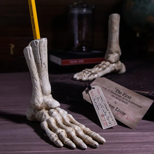 【Mr.sci 賽先生科學】鑄鐵骷髏腳造型筆座(skeleton)