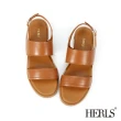【HERLS】涼鞋-油蠟牛皮簡約雙寬帶露趾平底涼鞋(棕色)