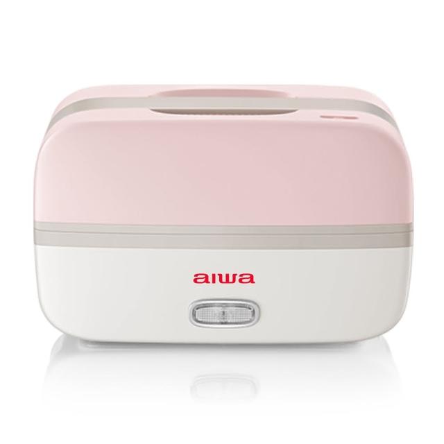 AIWA 愛華 AI-DFH01 電蒸鍋，專為單人生活設計的粉紅色系家用蒸煮利器！容量1人份，內鍋採用優質304不鏽鋼材質，安全耐用。尺寸僅240 x 125 x 150 mm，輕巧僅1.36 Kg，適合小空間使用。110V/60Hz電壓，消耗功率300W以下，節能環保。配件齊全，包括電源線、量杯、不鏽鋼內盤x2及真空棒，輕鬆蒸煮健康餐點。產地中國，享有1年保固及BSMI許可字號R38456，品質保證，讓您輕鬆享用新鮮蒸食！