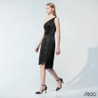 【iROO】黑色斜肩緞面洋裝