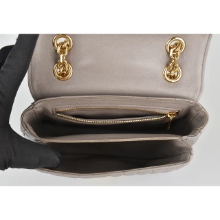 【CELINE】CELINE C CHARMS金字LOGO格紋縫線小牛皮扣式鏈帶肩背包(灰)