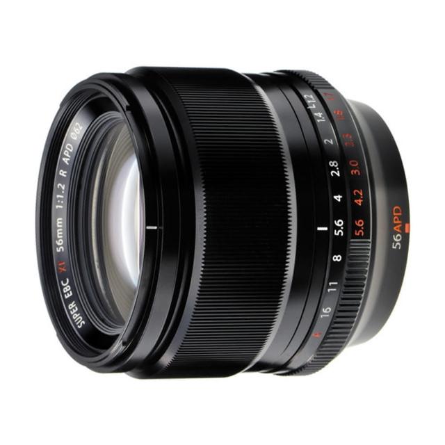 FUJIFILM 富士軟片 XF 56mm F1.2 R APD 定焦鏡頭，屬標準至中距定焦鏡頭型別，焦距56mm，f/1.2大光圈提供淺景深效果，視角28°30'，鏡片組8組11片包含2片ED、1片雙面非球面鏡及1片APD濾鏡，7片光圈葉片呈現柔美散景。具恆定光圈、內對焦系統，放大倍率0.09x，濾光鏡尺寸62mm，直徑73.2x69.7mm，重量僅405g，適合人像攝影與低光環境，保固12個月。