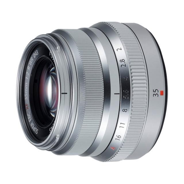  FUJIFILM 富士軟片 XF 35mm F2 R WR 是一款專業級定焦鏡頭，適用片幅相機，屬標準鏡頭型別，焦距 35mm 搭配 F2 大光圈及浮動光圈設計，提供 44.2° 自然視角，適合人像與街拍。公司貨正品，品質優異。注意：以上資料與圖片僅供參考，規格及隨機標準配備以實際出貨為主，如有錯誤或不符者，將不再另行補寄或更換，謝謝！ 
