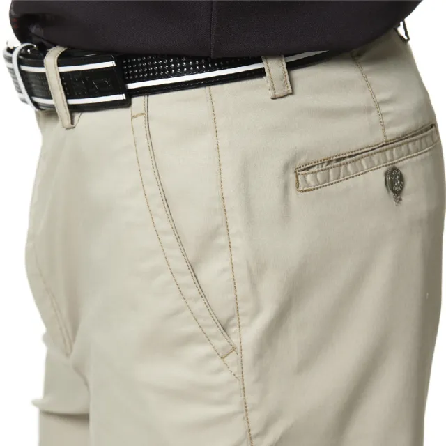 【Lynx Golf】男款彈性舒適棉麻側袋設計素面款式平面休閒短褲(卡其色)
