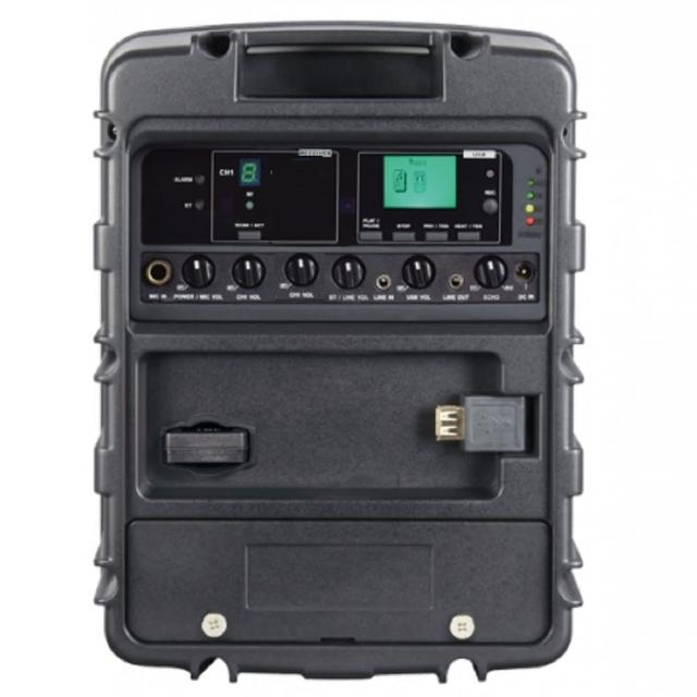 MIPRO嘉強 MA-300 MIPRO 嘉強 MA-300 為專業肩背式擴音系統,尺寸 209 × 278 × 165 mm,重量約 2.7 kg(含電池),黑色系設計,臺灣產地。內建充電鋰電池,最長播放 4 小時、待機 10 小時,無內建容量或記憶卡支援,適合戶外演講或活動使用,BSMI 認證安全可靠。