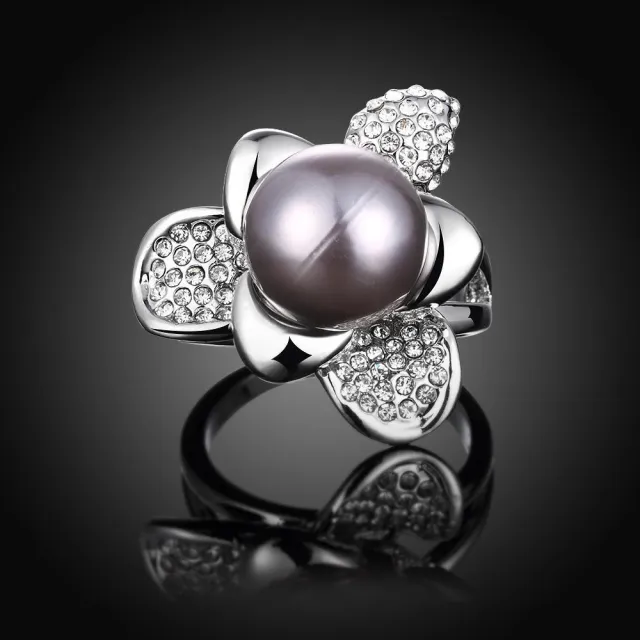 【Aphrodite 愛芙晶鑽】浪漫花朵珍珠美鑽造型戒指(白金色)