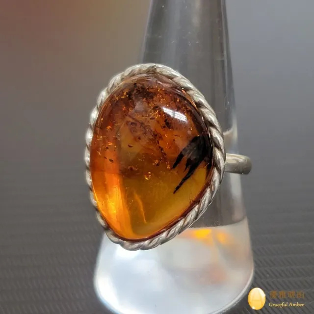 【優雅琥珀】來自波羅地海 自由三角形 干邑色琥珀純銀戒指(獨具特色之琥珀 具沉積物與金沙)