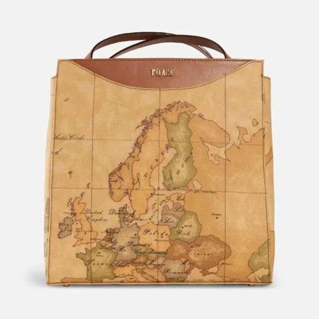 【Alviero Martini】義大利地圖包 經典方型後背包(地圖黃)(尾牙 春節 春酒 年貨 情人節)
