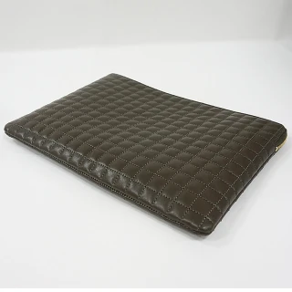 【CELINE】CELINE金字LOGO絎縫格紋設計牛皮2卡拉鍊手拿包(深卡其)