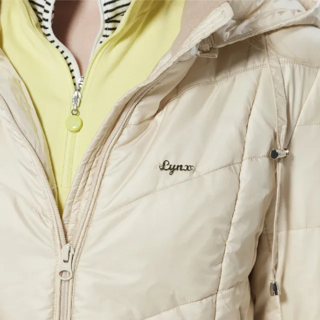 【Lynx Golf】女款長版防風保暖潑水鋪棉款素面壓線長袖可拆式連帽外套(卡其色)