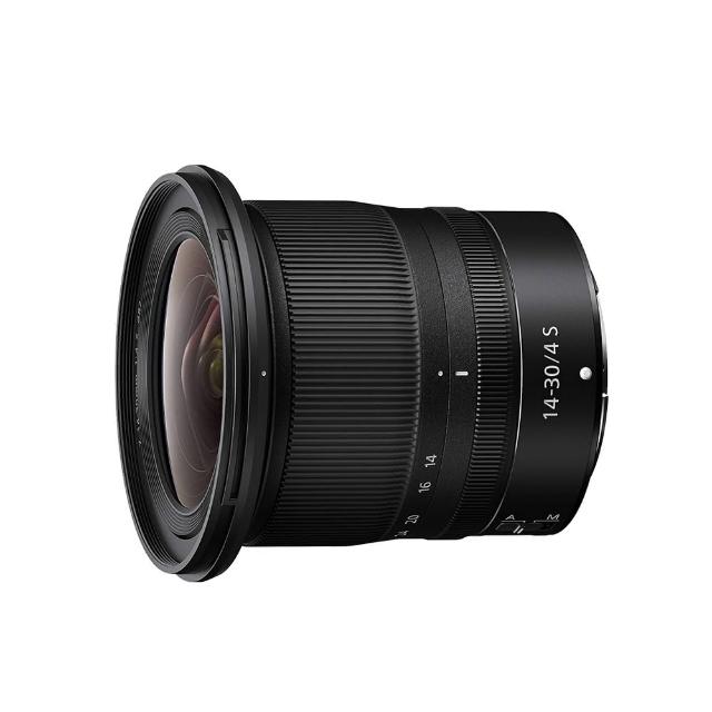  Nikon 尼康 Z 14-30mm f/4 S 鏡頭是 Z 系列專屬超廣角變焦鏡頭，擁有 14-30mm 焦距與恆定 f/4 大光圈，提供 FX 格式 114° 至 72° 廣闊視角，適合風景、建築與室內攝影。採用 12 組 14 片優質鏡片結構，包括 4 塊 ED 低色散鏡片、4 塊非球面鏡片，以及奈米結晶塗層與氟塗層，提升畫質銳利度與防汙效能。內部對焦系統確保快速精準，82mm 濾鏡尺寸輕便設計，直徑 89mm x 長度 85mm，重量僅 485g，便於攜帶。公司貨正品，享 12 個月保固，專業 S-Line 等級光學表現，讓您的 Nikon Z 系列相機發揮極致創意。 