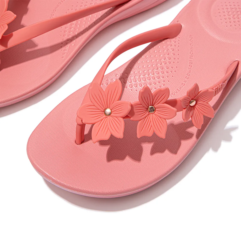 【FitFlop】IQUSHION PEARLISED FLOWER FLIP-FLOPS 花飾輕量人體工學戲水夾腳拖-女(柔和粉)