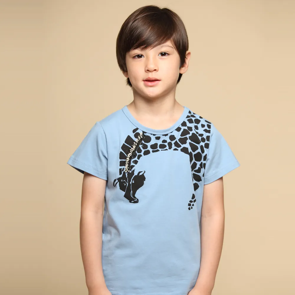 【Azio Kids 美國派】男童  上衣 立體鬃毛長頸鹿印花短袖上衣T恤(藍)