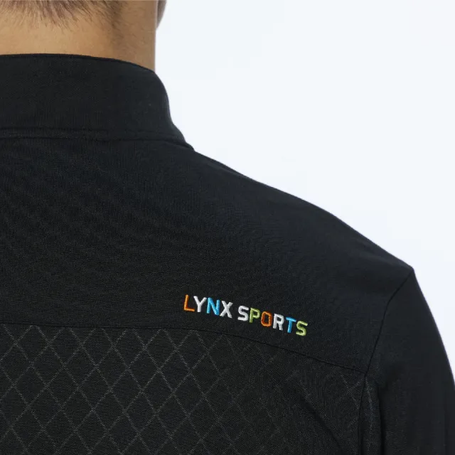 【Lynx Golf】男款網眼材質內刷毛菱格壓紋樣右臂Lynx字樣造型長袖立領POLO衫/高爾夫球衫(黑色)