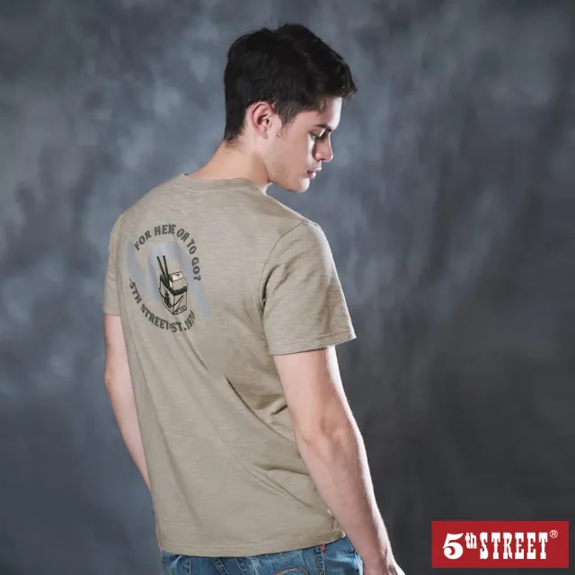 【5th STREET】男裝 短袖 短t 上衣 t恤 TEE 外帶餐盒 logo 棉質 卡其(570913)
