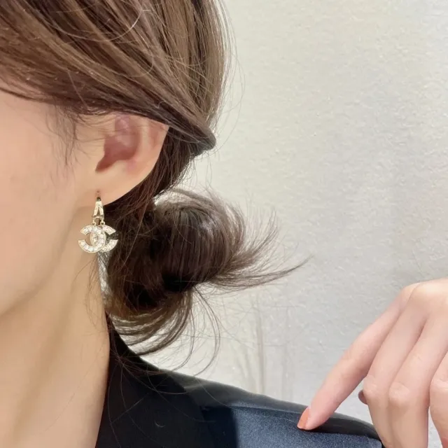 【Emi 艾迷】小香風 璀璨雙C字鋯石925銀針環繞 耳環 耳扣(輕奢高級經典款)