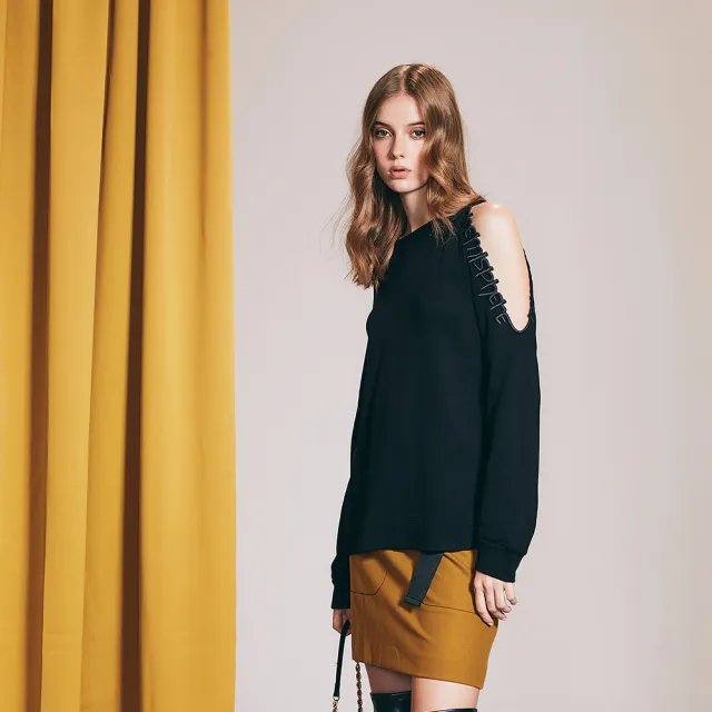 【ICHE 衣哲】Cop.Copine 法國原裝進口字母露肩造型T恤-知識黑