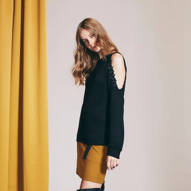 【ICHE 衣哲】Cop.Copine 法國原裝進口字母露肩造型T恤-知識黑