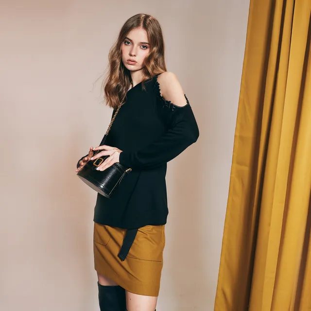 【ICHE 衣哲】Cop.Copine 法國原裝進口字母露肩造型T恤-知識黑