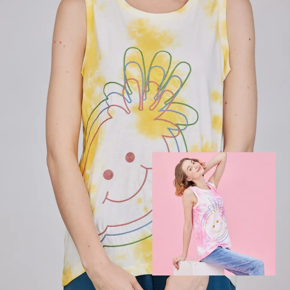 【PINK NEW GIRL】多彩微笑娃娃繡圖暈染無袖上衣 L1304AQ(粉/黃色)