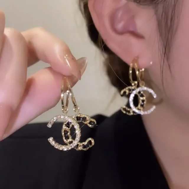 【Emi 艾迷】小香風 閃耀輕奢高級 雙C字 鋯石皮質鏈條 925銀針耳環