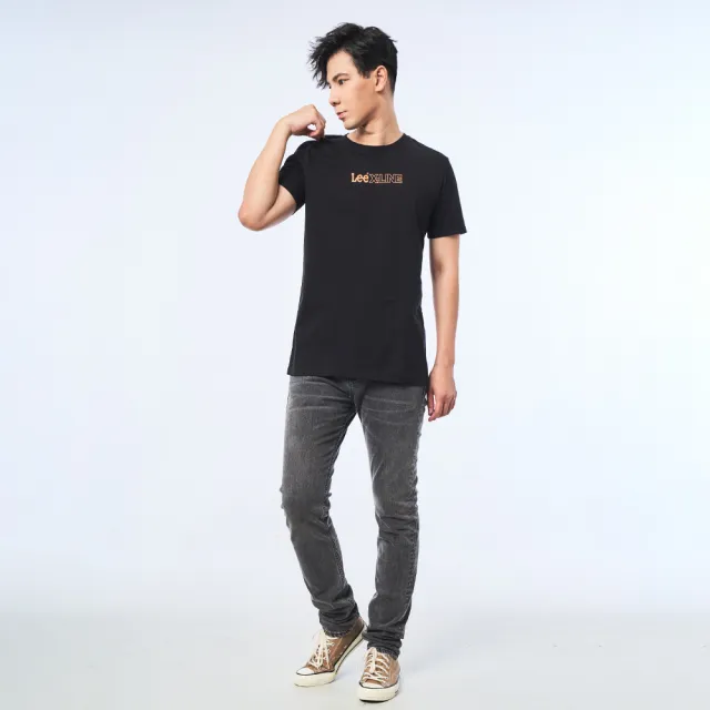 【Lee 官方旗艦】男裝 短袖T恤 / 背後拼接 直條印花 塗鴉黑 標準版型 / X-LINE 系列(LL220020K11)
