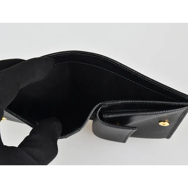 【PRADA 普拉達】PRADA SAFFIANO METAL經典LOGO防刮牛皮4卡扣式對折短夾(黑)