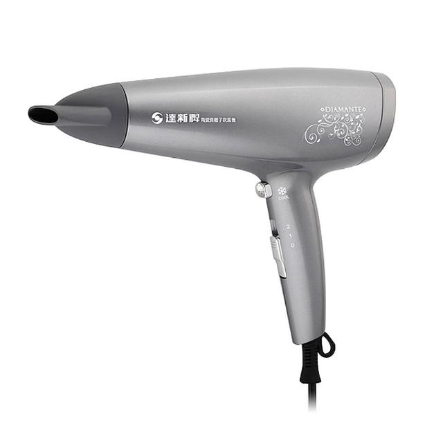 IONIZER達新牌 TS-6388 灰色系吹風機，採用1400W強力瓦數與兩段溫度、兩段風速設計，適合專業造型使用。重量僅570公克，輕巧好握，配備吹風筒標準配件，110V AC / 60Hz電壓，中國製造，提供1年保固。機身不可折疊，非國際電壓，完美滿足日常吹乾與定型需求，提升秀髮光澤。