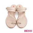 【A.S.O 阿瘦集團】BESO 柔軟牛皮簡約金屬條帶楔型兩穿涼鞋(米色)